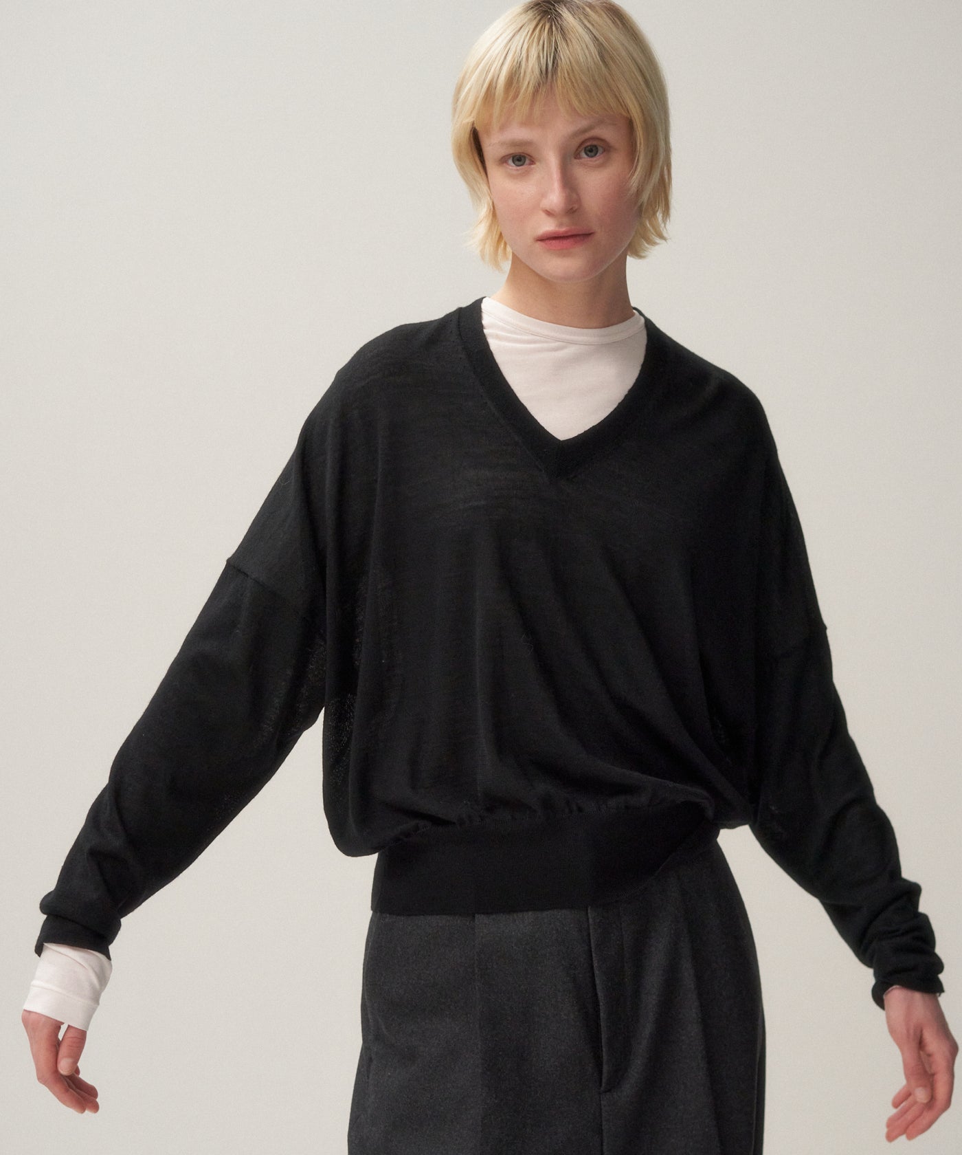 SHEER WOOL | V-NECK SWEATER – ATON | エイトン