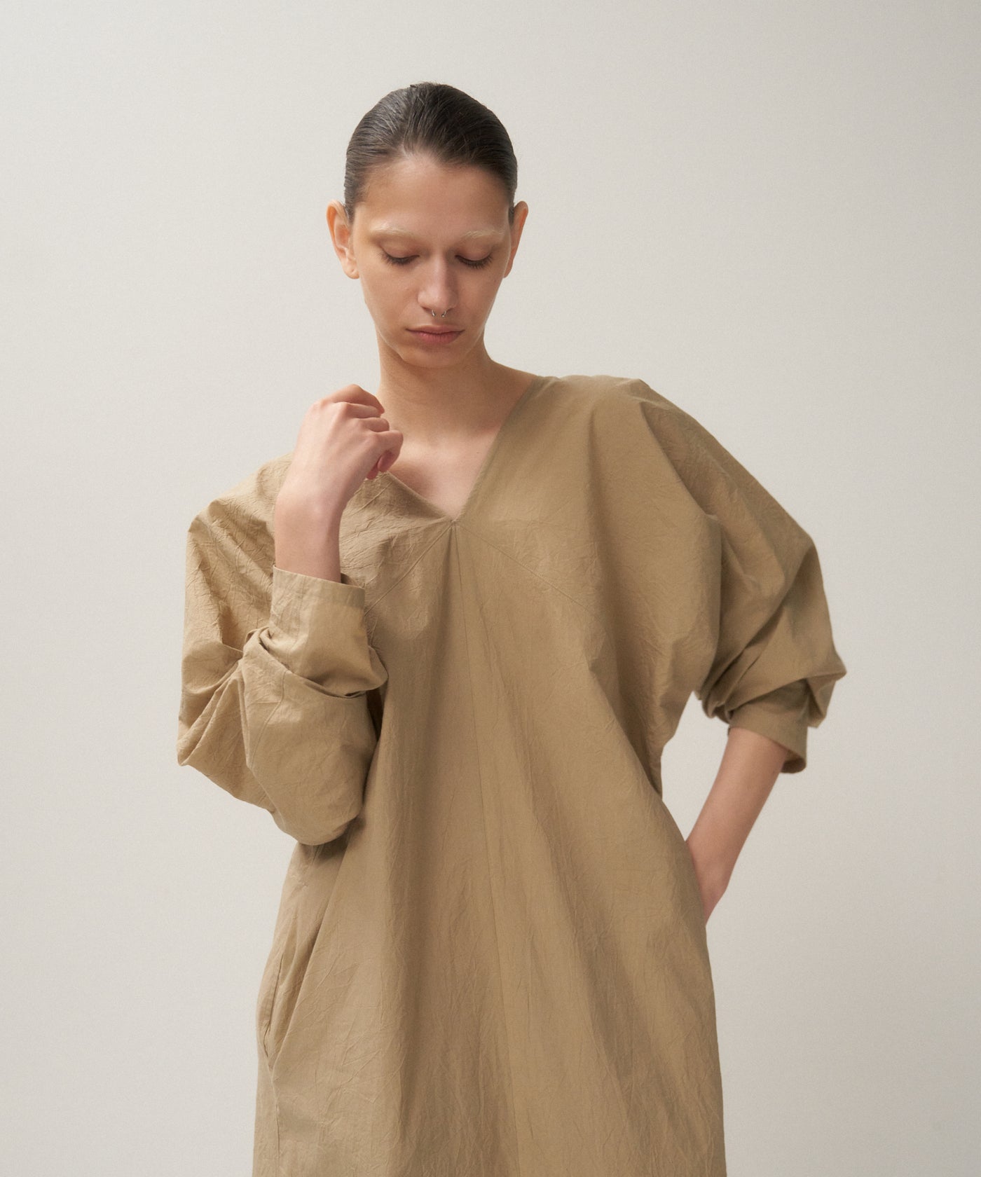 CATCH WASHER COTTON | V-NECK DRESS – ATON | エイトン