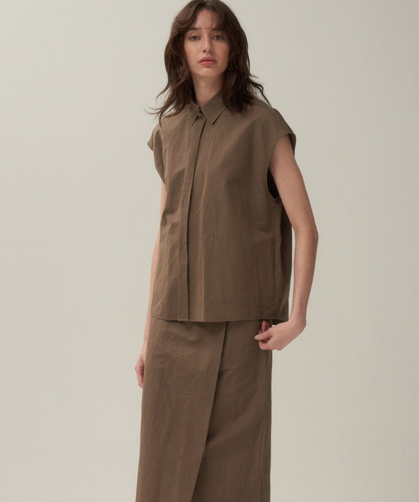 ATON(エイトン)の「SILK LINEN SHANTUNG / フロントタックタンク