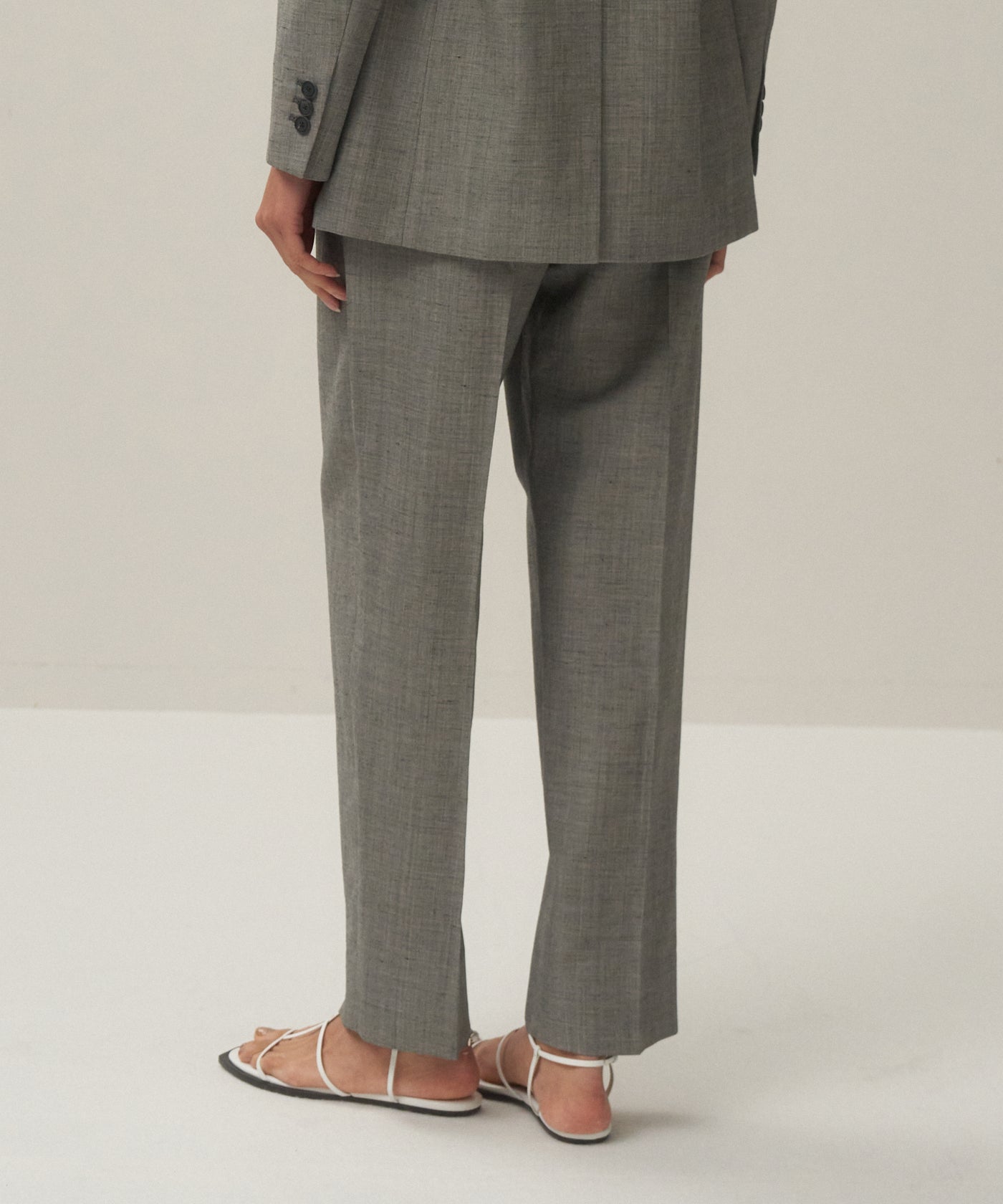 WOOL LINEN SHARKSKIN | TAPERED TUCKED PANTS – ATON | エイトン
