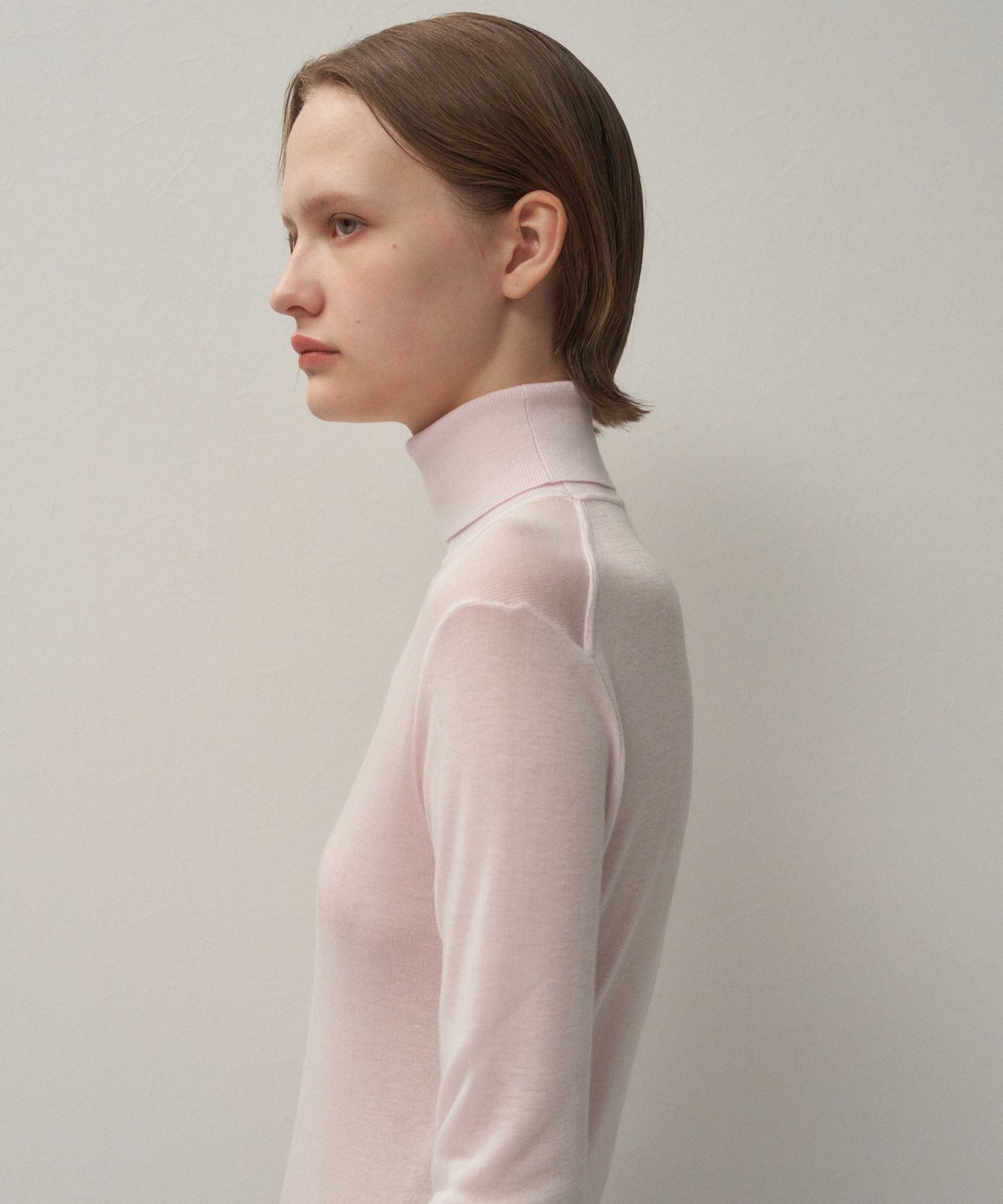 三枝かりん SILK BLENDED CIRCULAR RIB | TURTLENECK SWEATER – ATON | エイトン