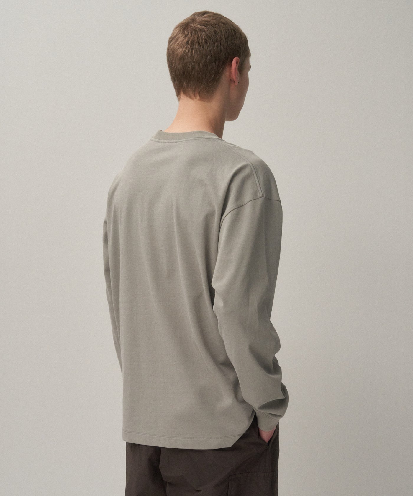 エイトン フレスカプレートオーバーサイズ長袖Tシャツ ライトグレー 06サイズ FRESCA PLATE | LOOSE FIT LONG SLEEVE T-SHIRT – ATON | エイトン