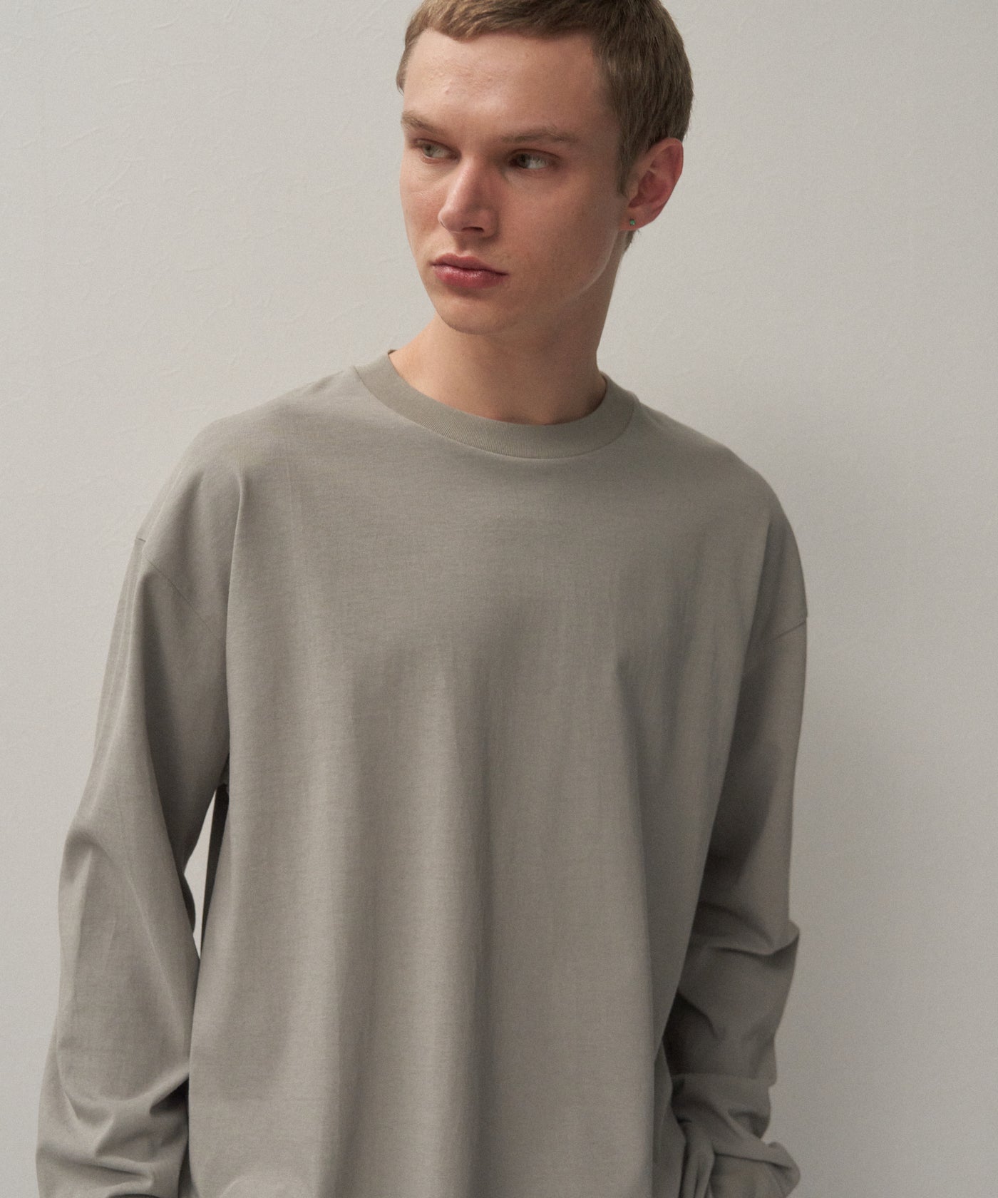 エイトン フレスカプレートオーバーサイズ長袖Tシャツ ライトグレー 06サイズ FRESCA PLATE | LOOSE FIT LONG SLEEVE T-SHIRT – ATON | エイトン