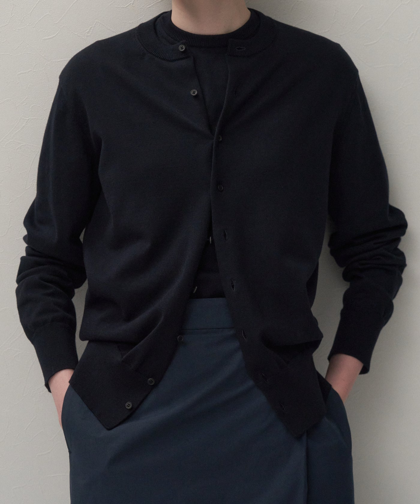 FINE COMPACT COTTON | CREW NECK CARDIGAN – ATON | エイトン