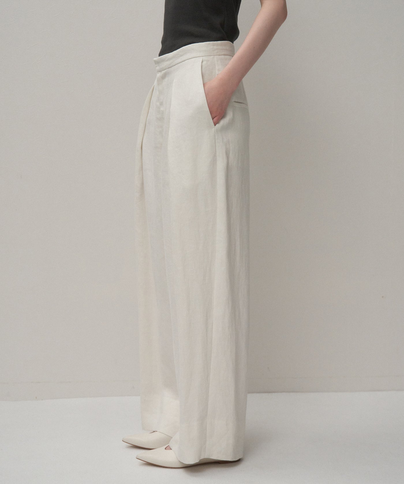 LINEN TWILL | TUCKED EASY PANTS – ATON | エイトン