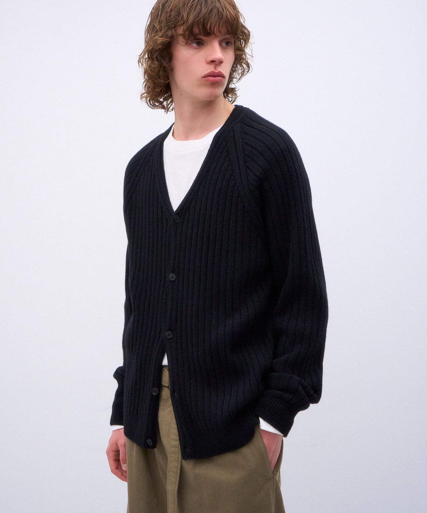 LAMBS WOOL | V-NECK CARDIGAN – ATON | エイトン