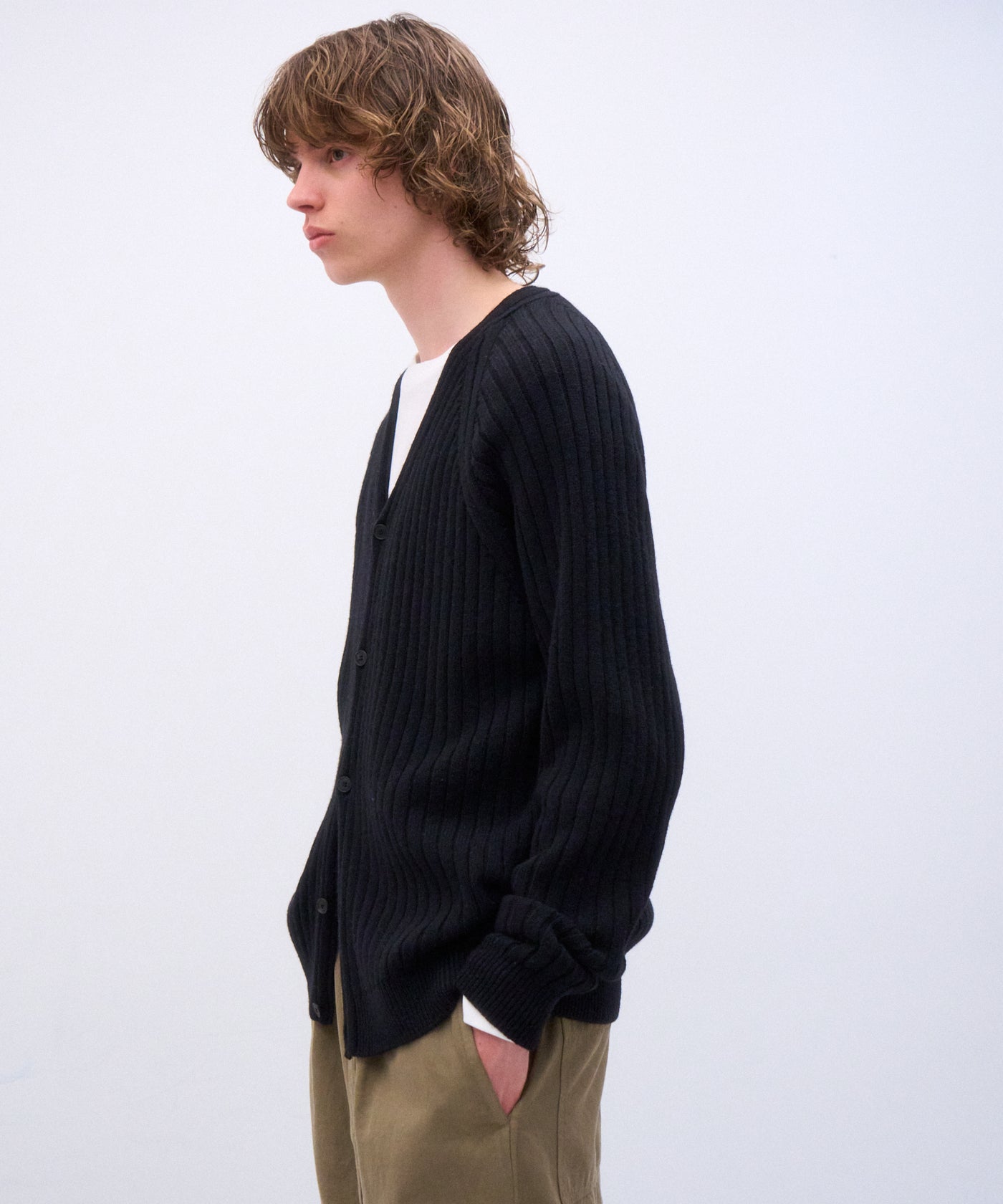 LAMBS WOOL | V-NECK CARDIGAN – ATON | エイトン