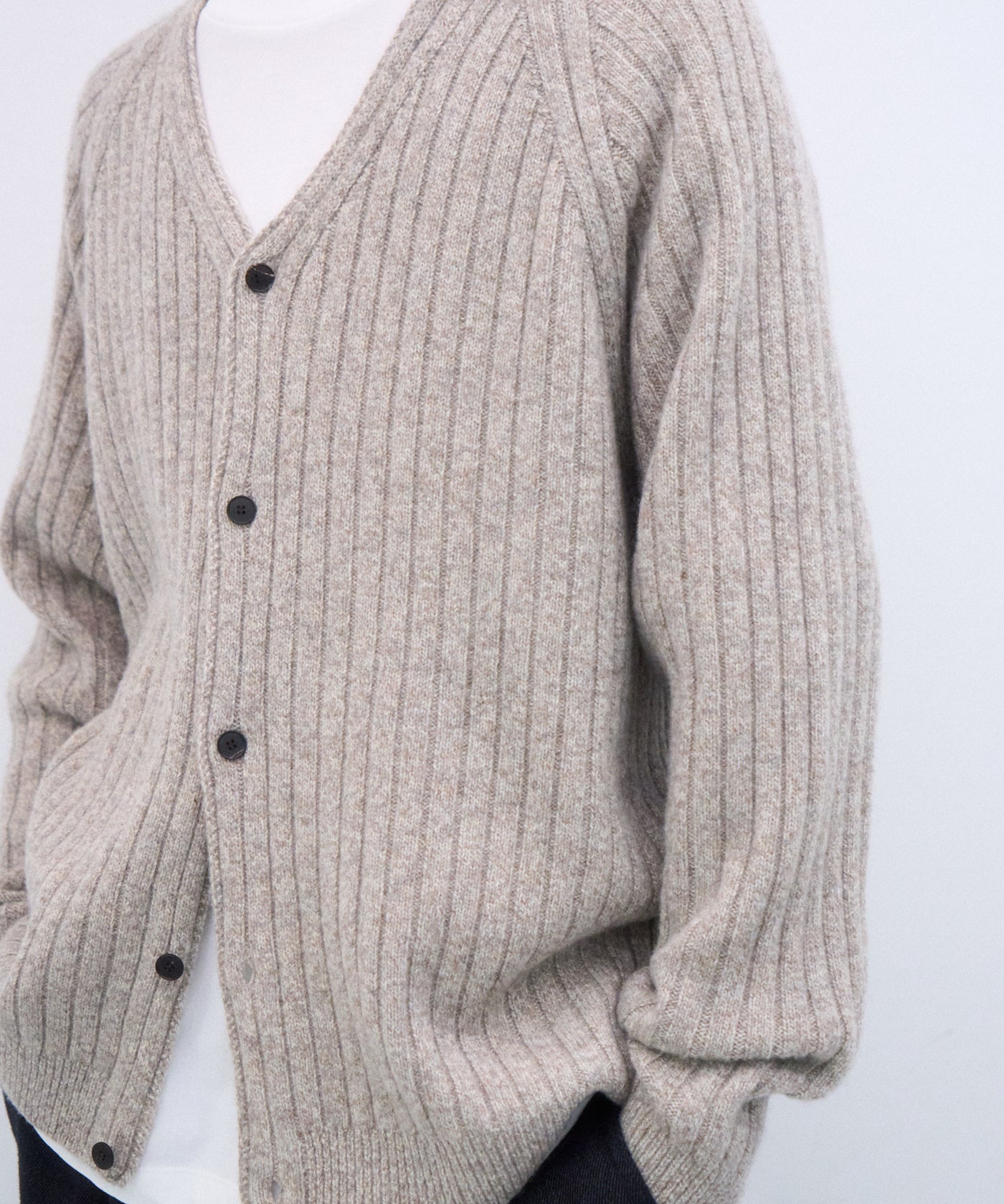 LAMBS WOOL | V-NECK CARDIGAN – ATON | エイトン